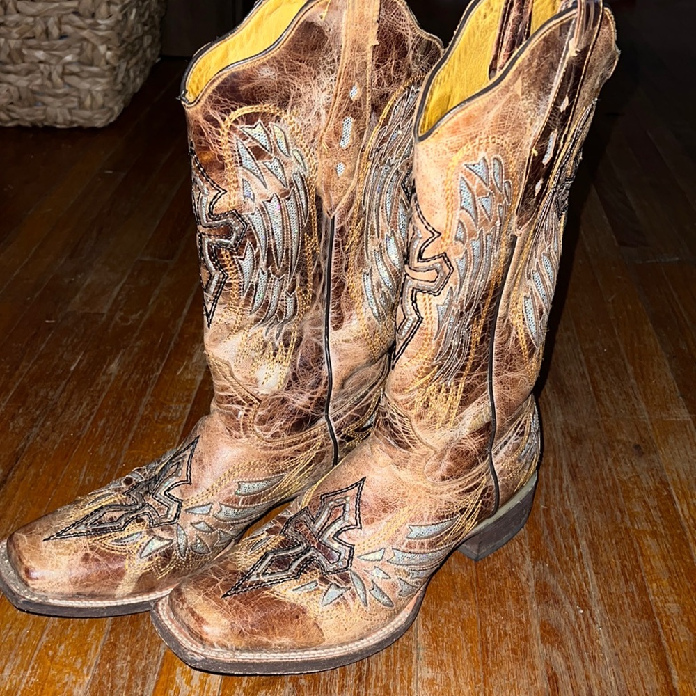 I’m selling these beautiful Justin cow girl boots.